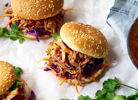 Binnen één minuut **pulled chicken of pulled pork** - zonder vork(!)