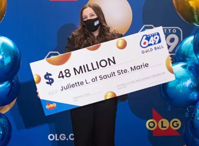 Juliette Lamour  met haar cheque van 48 miljoen Canadese dollar.