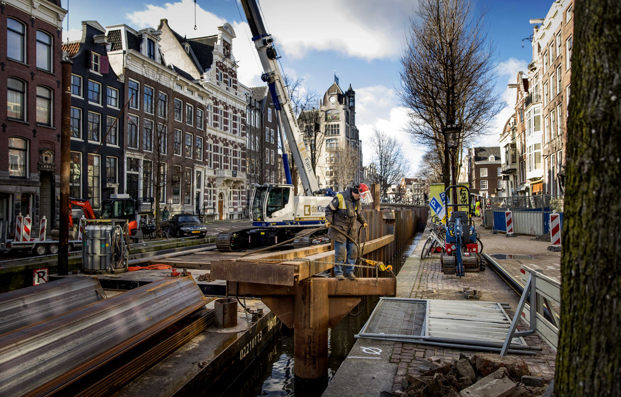 Werkzaamheden aan de Leliegracht. Het beheer van Amsterdamse bruggen en kades is de afgelopen decennia verwaarloosd.  Beeld ANP