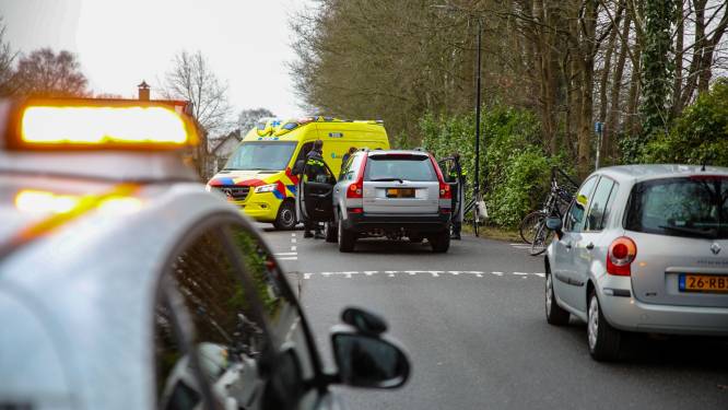 Twee meiden op de fiets zien auto over het hoofd in Wenum Wiesel