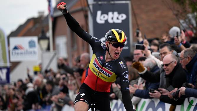 Belgisch kampioen Tim Merlier voert bisnummer op in Nokere Koerse: “Deze overwinning is tachtig procent die van Bert Van Lerberghe”