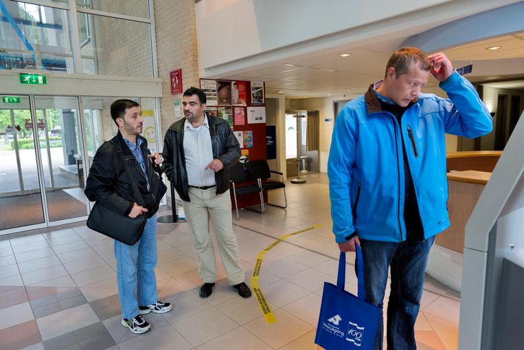 Inschrijven op het gemeentehuis van Sassenheim. Beeld Inge van Mill