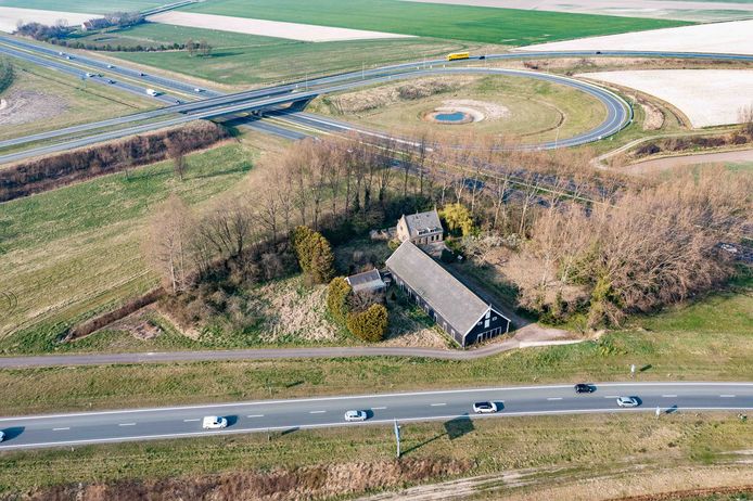 De boerderij zit ingeklemd tussen de A58 en de aansluitingen van de A58 met de Sloeweg.