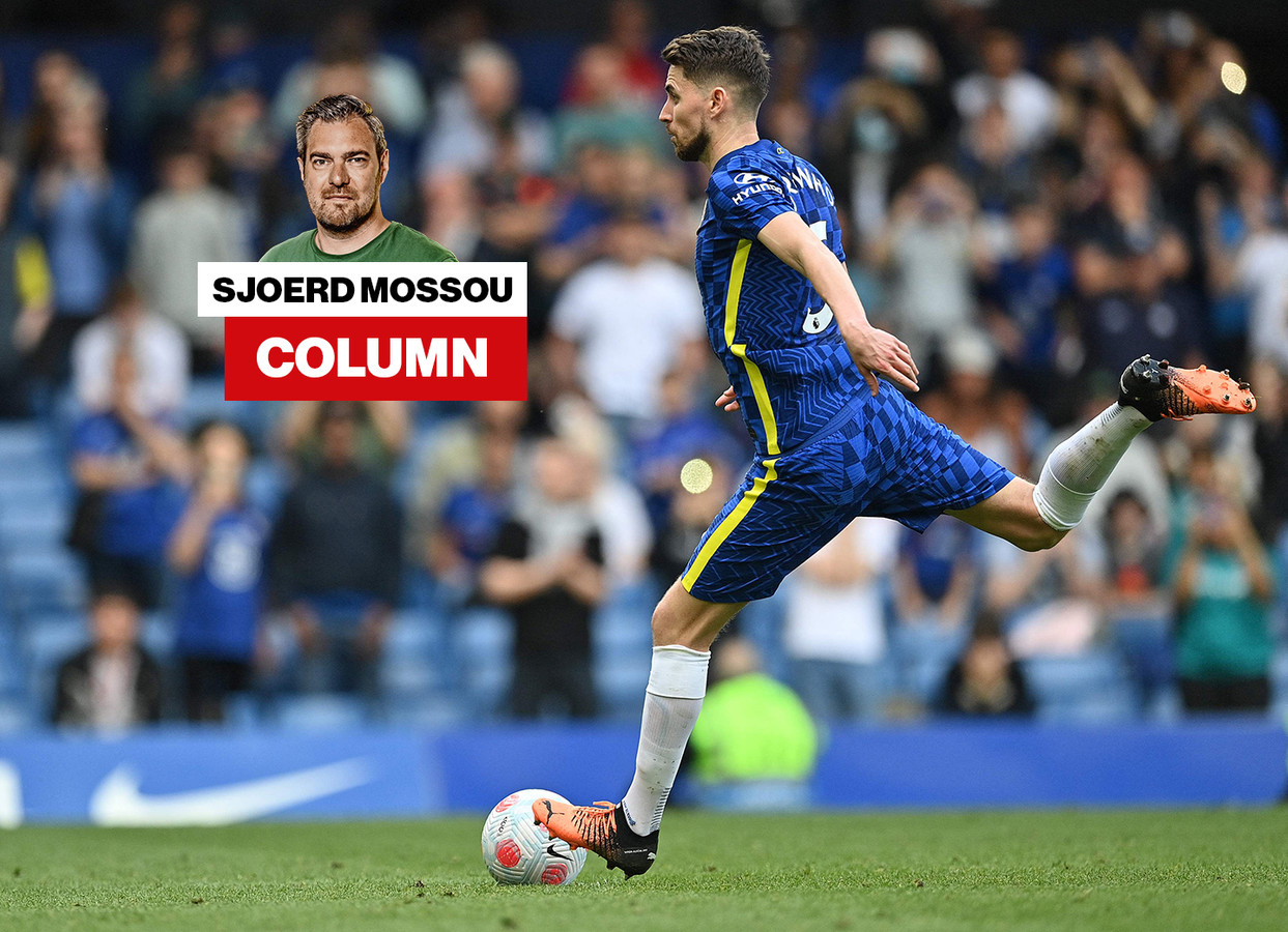 Chelsea's penaltyspecialist Jorginho mist tegen West Ham United van elf meter na een weer vreemde aanloop.