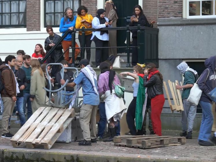 Pro-Palestijnse demonstranten bouwen barricade in Amsterdam