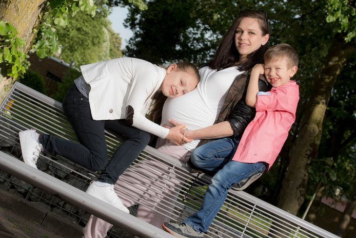 Victoria Serebrianska ( 37 ) is zwanger van een tweeling. Samen met haar zoon en dochter woont ze in een vleugel van het ziekenhuis in Tiel.