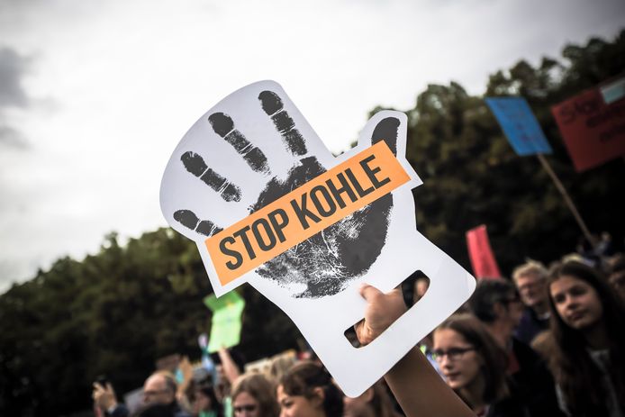 ‘Stop steenkool’ staat op de banner van deze manifestant tijdens de klimaatbetoging in Berlijn voorbije vrijdag.