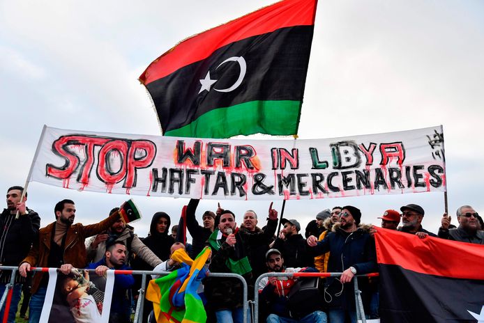 Mensen protesteren bij de Libiëtop in Berlijn eerder deze maand tegen Haftar en roepen hem op de oorlog te beëindigen.