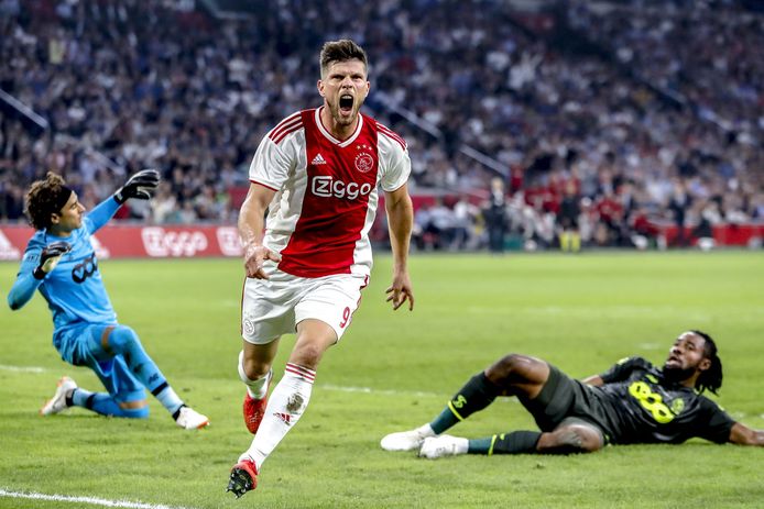 Klaas-Jan Huntelaar brengt Ajax weer iets dichter bij de Champions League. Hier viert hij de 1-0 in de thuiswedstrijd tegen Standard Luik.