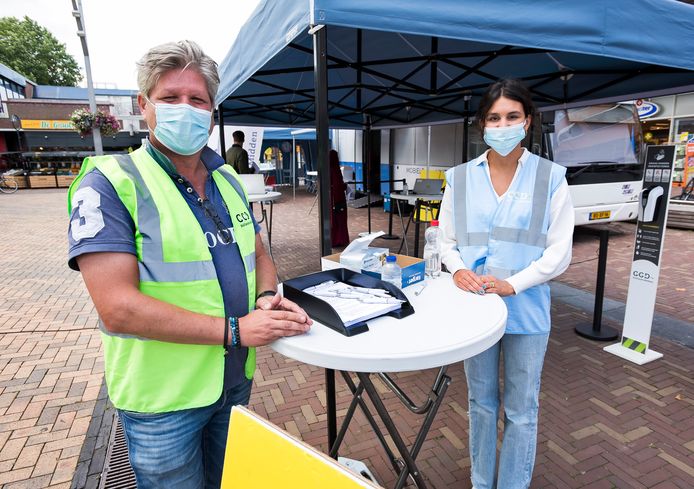 GGD Hollands Midden gaat met vaccinatiebussen naar de mensen toe: Michiel Rap van de GGD  en buscoördinator Laura Smolders bij de bus op het Raadhuisplein in Bodegraven.