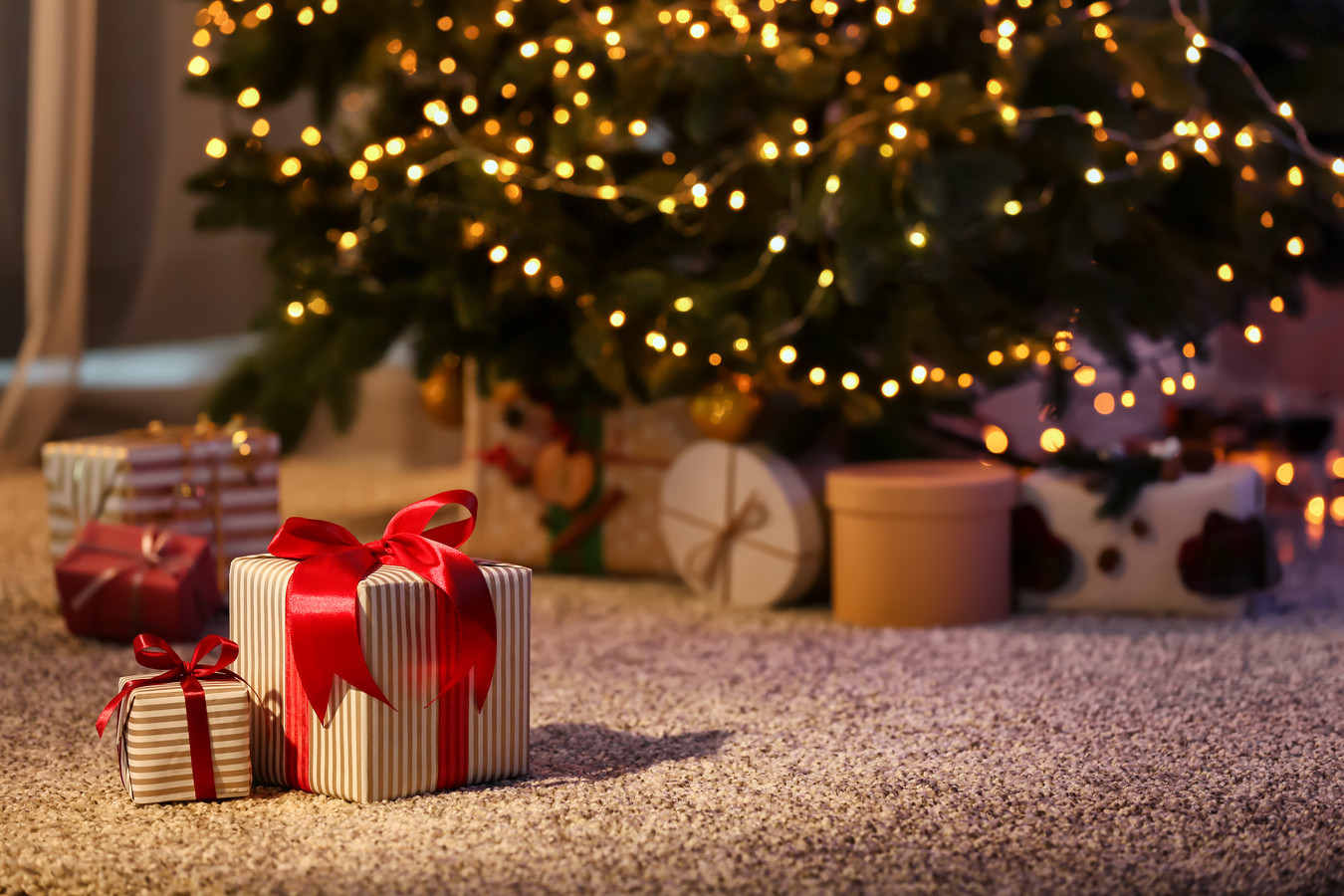 Inbreker opent cadeaus onder kerstboom tijdens woninginbraak in