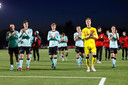 De Helmond spelers bedanken de fans.