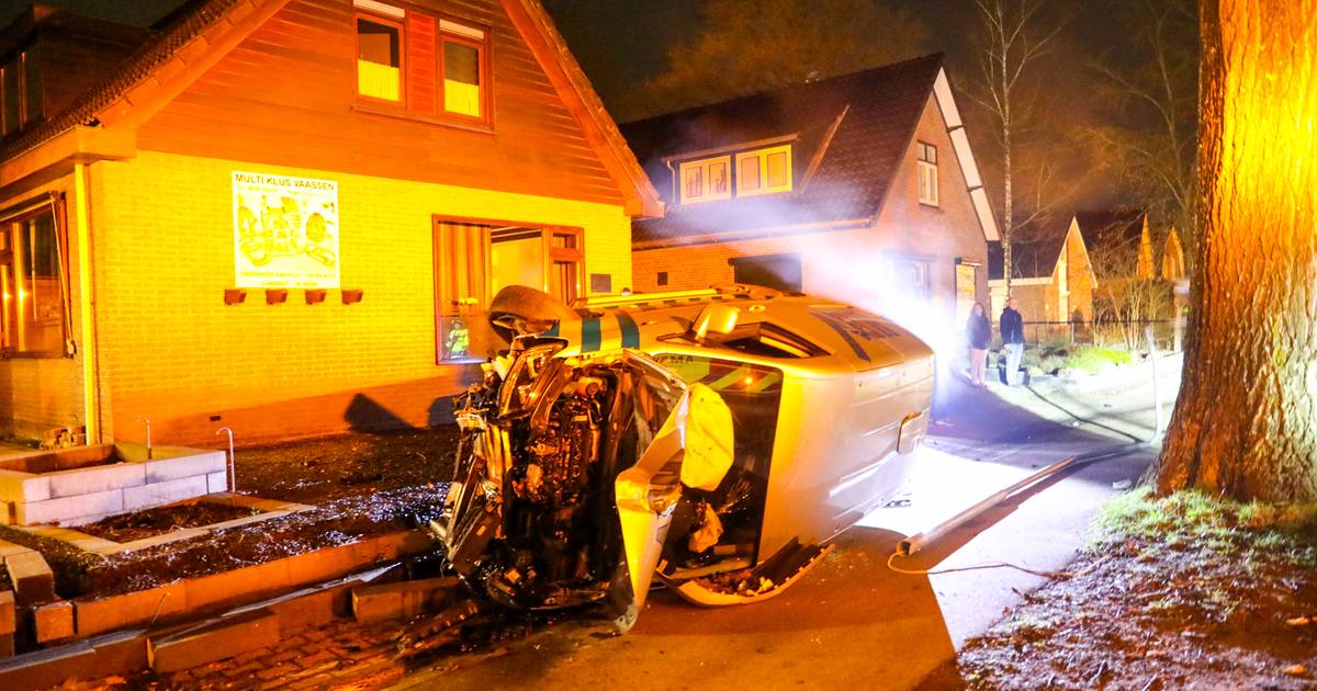 Ravage in Vaassen nadat bestelbus na ongeluk in de tuin eindigt.