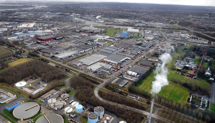 Bedrijventerrein Westkanaaldijk vanuit de lucht. De pijp rechts op de voorgrond is van afvalverbrandingsinstallatie ARN. Archieffoto.
