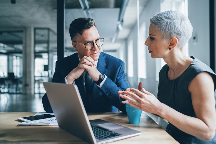 Un salarié sur cinq déclare ne pas pouvoir être lui-même au travail, et 41 % disent renoncer à parler de leur vie privée par crainte des discriminations.