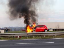 Vlammen slaan uit motorkap bij auto op de A50, bestuurder blijft ongedeerd