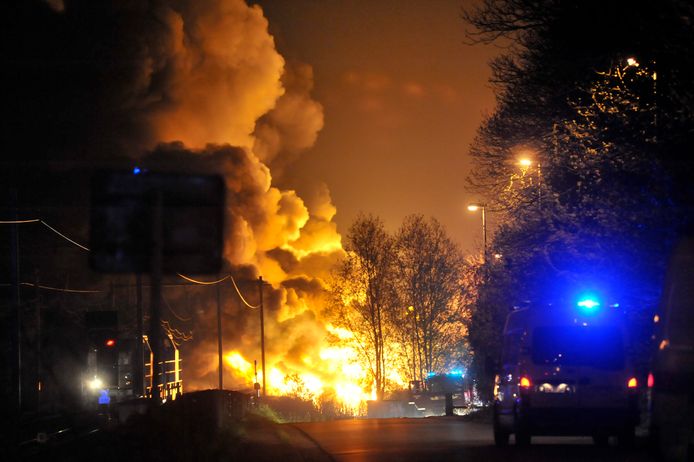 In Wetteren ontspoorden in de nacht van 3 op 4 mei 2013 zes wagons met chemische producten van een goederentrein en vatten vuur.