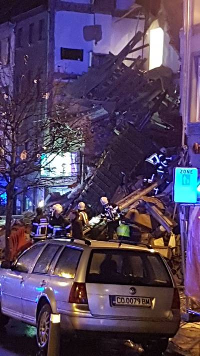 Zeven mensen levend onder ingestort gebouw Antwerpen uit gehaald