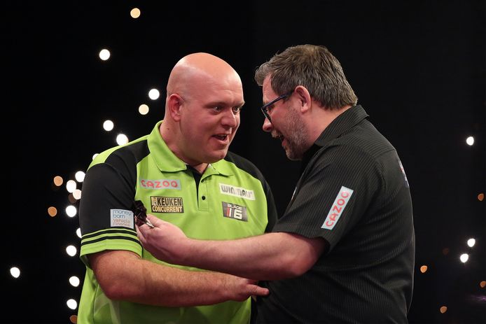 Michael van Gerwen neemt de felicitaties van James Wade in ontvangst.