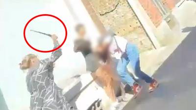 KIJK. Vrouw slaat tiener (14) met wapenstok op straat: “Ze rukte m’n kleren van me af”