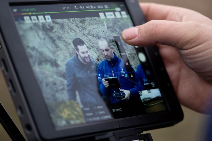 Hoofdinspecteur Herman Peeters en eerste  inspecteur Peter Vercauteren van Politiezone Klein-Brabant testen hun nieuwe drone