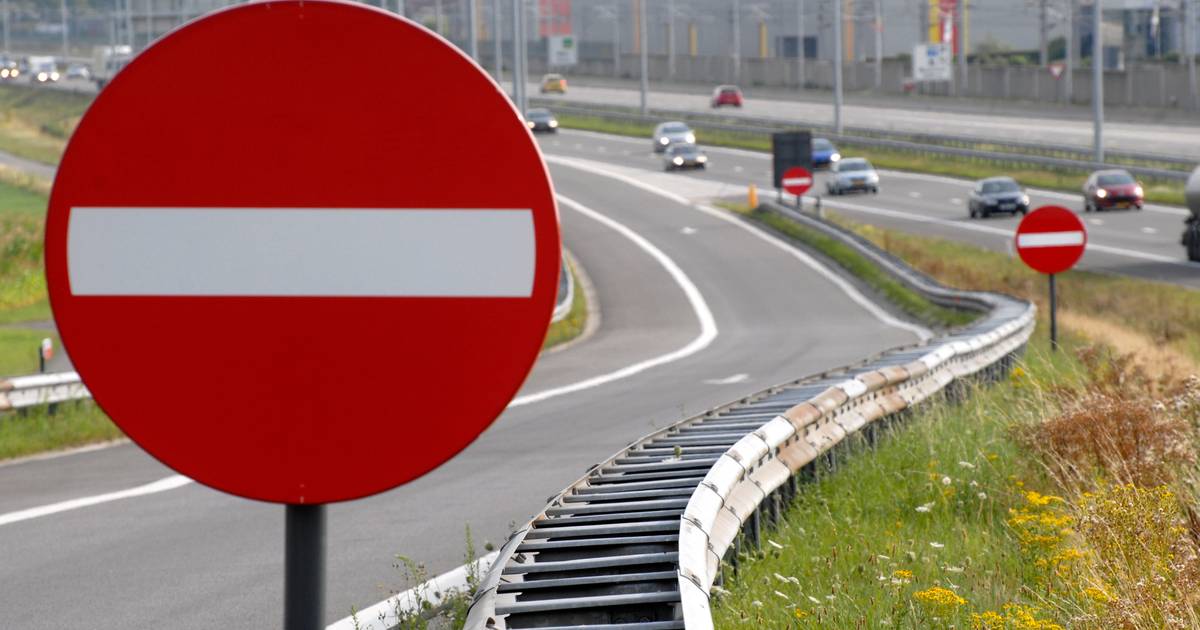 Dollemansrit bij Lelystad: busje rijdt véél te hard en tegen het verkeer in, meerdere botsingen.