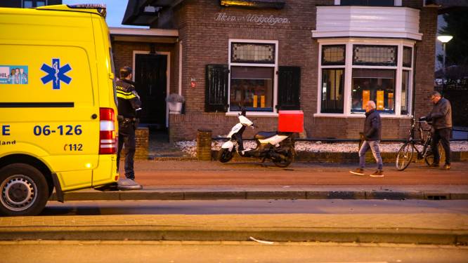 Auto raakt scooterrijder op kruispunt Apeldoorn, jongeman naar het ziekenhuis