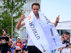 Weinig records door warmte en drukte op parkoers, maar sfeer maakt alles goed bij Utrecht Marathon