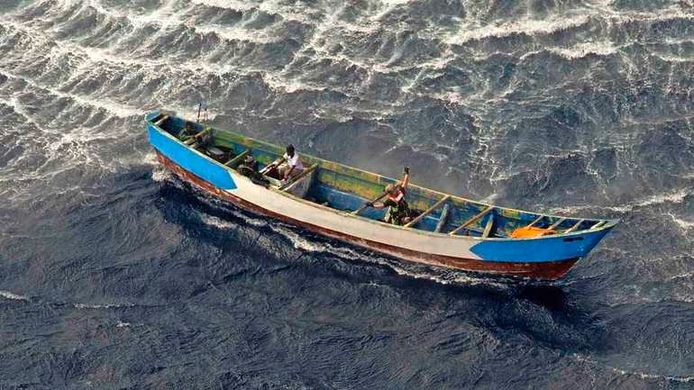 Betekenis propeller Knorrig Meisje (17) dobbert 22 dagen op zee zonder eten, 56 passagiers omgekomen:  'Een massa-graf in zee' | Buitenland | AD.nl