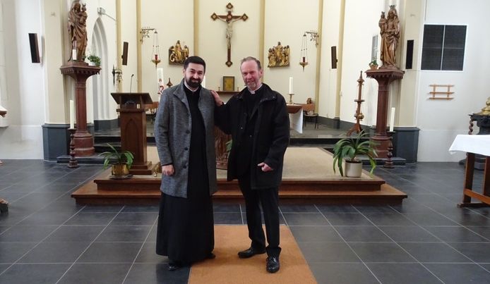 Pastoor Roland Kerssemakers (rechts) en priester David Calin Pop in de Megense kerk.