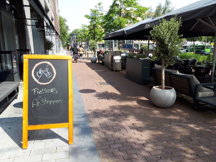 Het krijtbord moet zorgen dat fietsers afstappen.