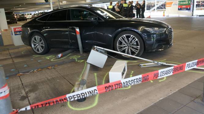 Verschillende gewonden nadat man inrijdt op mensen op Duitse luchthaven Keulen-Bonn