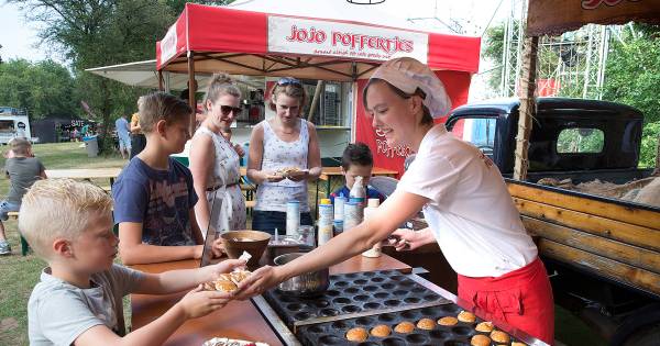 Ontspannen tussen de foodtrucks in Braamt, ook zittend