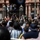 Drie kilometer aanschuiven om Maradona laatste groet te brengen, begrafenis enkele uren uitgesteld