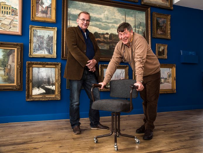 Hans Krol (rechts) en Wim Dommerholt met de beruchte stoel van NSB-leider Anton Mussert.