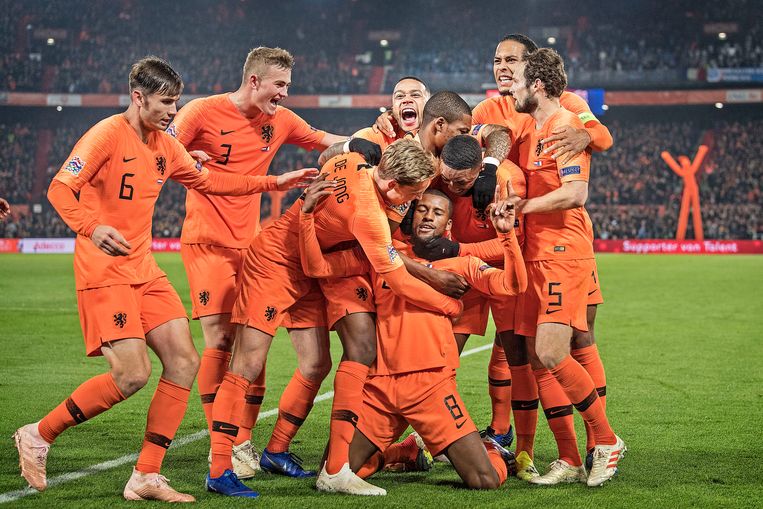 De spelers van het Nederlands elftal vieren het doelpunt van Wijnaldum tegen Frankrijk in de Nations League.  Beeld Guus Dubbelman / de Volkskrant 