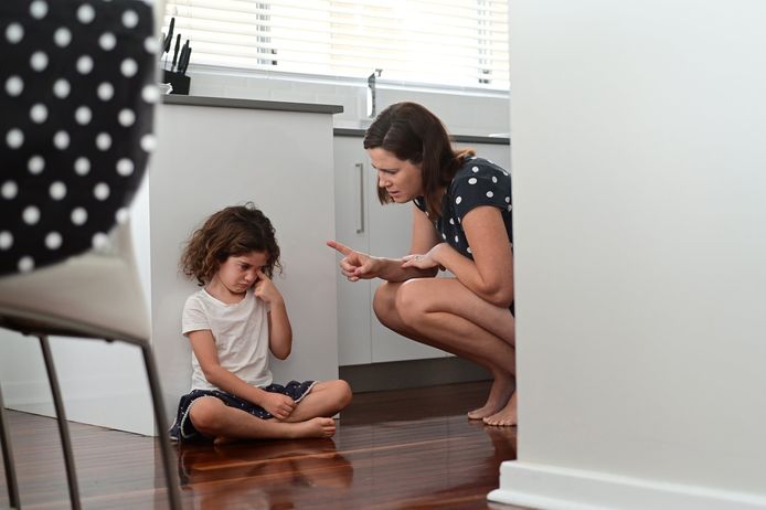 Door  het gebrek aan routine en structuur, maar ook door voorbeelden die volwassenen stellen, worden kinderen lastiger dan hun ouders van ze gewend zijn.