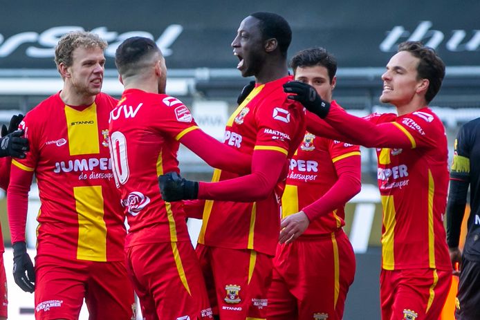 Go Ahead Eagles-speler Jacob Mullinga juicht na zijn doelpunt langs Telstar.