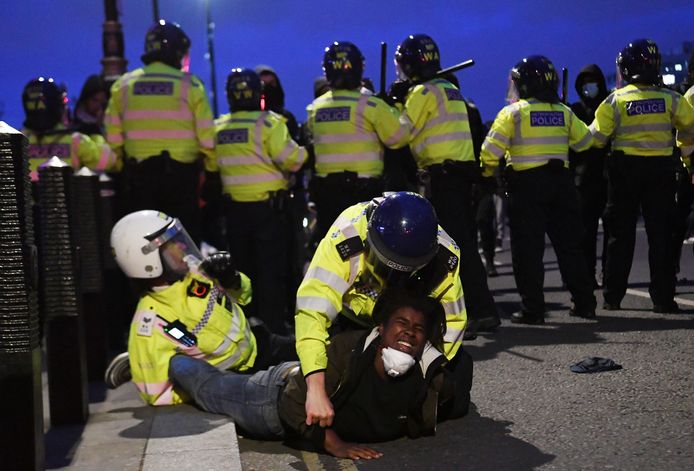 Lange tijd verliep het protest in Londen vreedzaam, maar aan het einde van de dag kwam het tot botsingen met de politie.