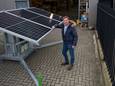 Henk Meulink van het Hardenbergse bedrijf Mijn Energiefabriek bij zijn Solarbox.