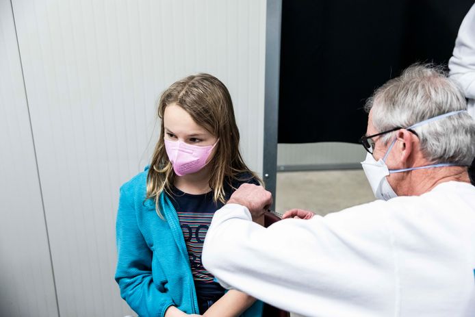 Eerste kindervaccinaties in ELZ Noord-Limburg, Peer. 
Mama Martine met haar kinderen Ruben, Jens en Lisa.