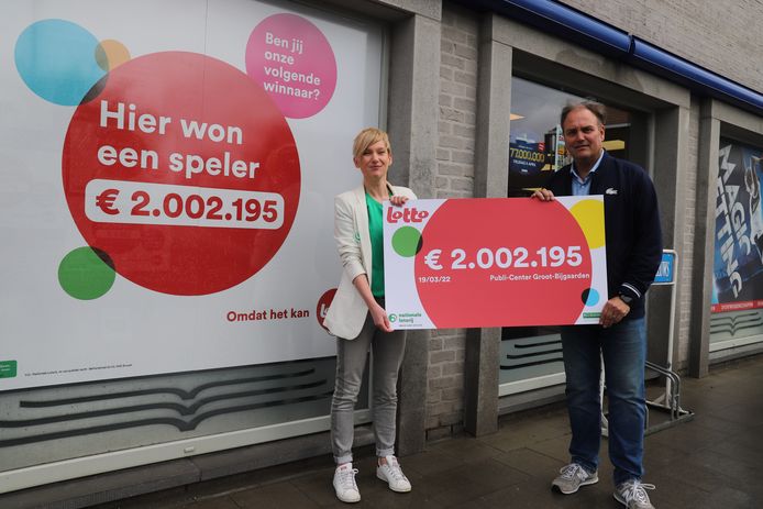 Liliane Goor van de Nationale Loterij overhandigde de cheque aan Luc Ceunis van Publi-Center in Groot-Bijgaarden.