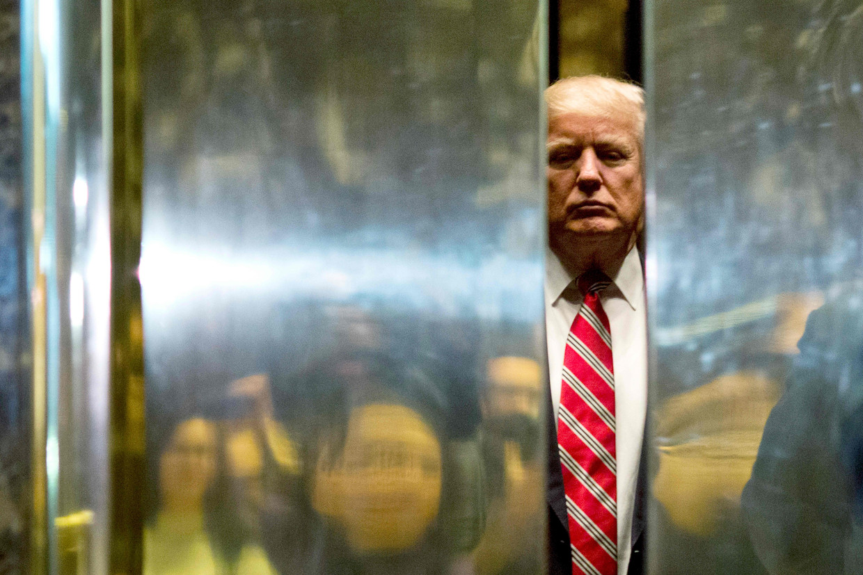 President Donald Trump in de lift van Trump Tower in New York. Beeld AFP
