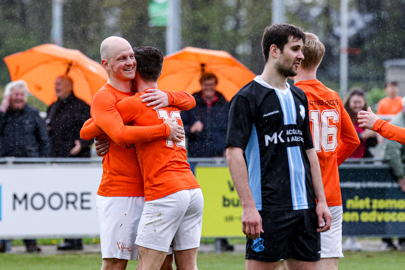 Oranje parapluutjes komen van pas: doelpuntenregen Moerse Boys zet ...