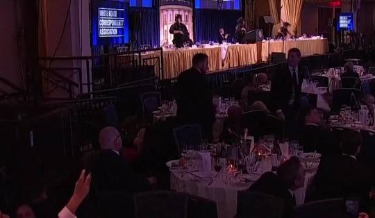 ▶ Paniek na schoten op diner van Witte Huis, maar één man blijft rustig eten: ‘Ik ga niet met mijn nieuwe smoking op de vuile vloer liggen’