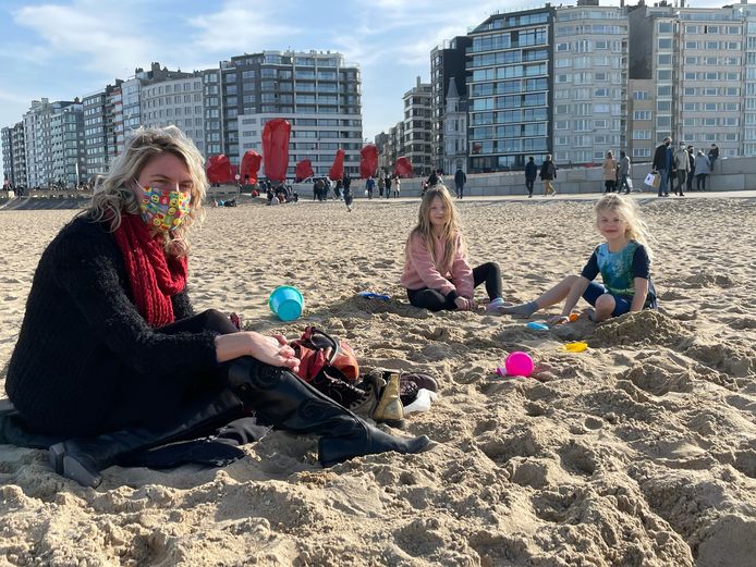 Tahira Depuyssereyr geniet wél coronaproof met haar kinderen op het strand van Oostende.