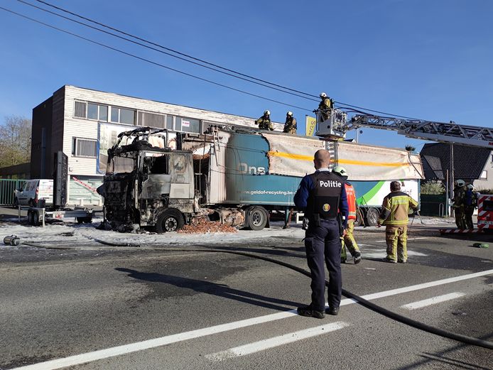 De cabine van de vrachtwagen brandde volledig uit.