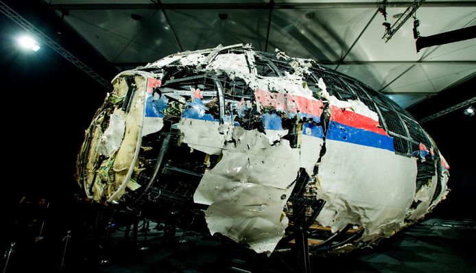 Het gereconstrueerde wrak van de door een raket neergehaalde vlucht MH17