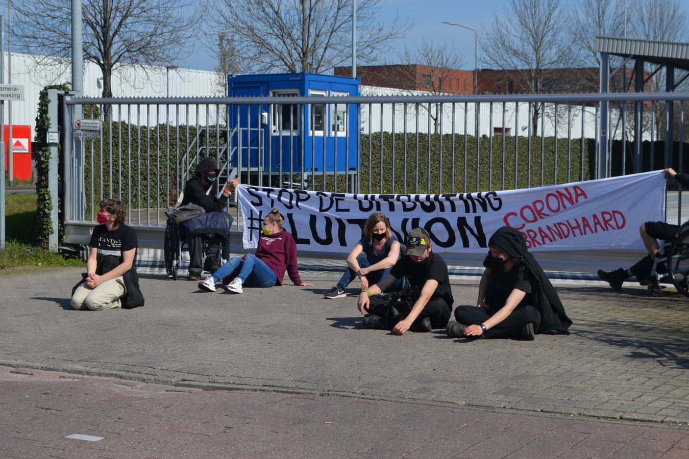 Actiegroep ‘Sluit Vion!’ blokkeert poorten bij slachterij Boxtel.