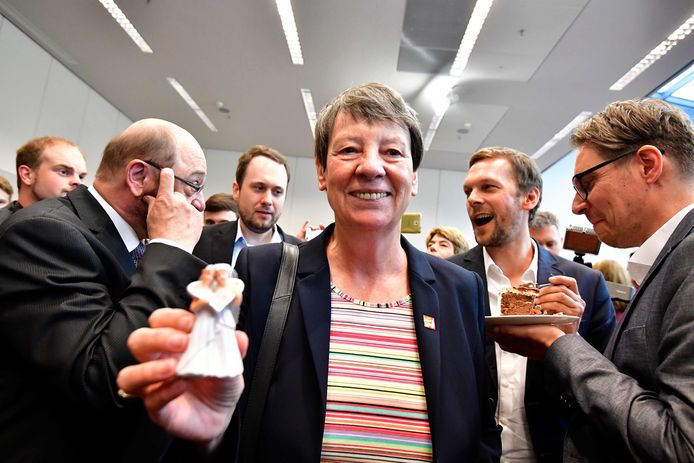 De Duitse minister van Milieu Barbara Hendricks houdt een figuurtje van twee bruiden in haar handen vlak tijdens de viering van de openstelling van het homohuwelijk in het Duitse parlement.